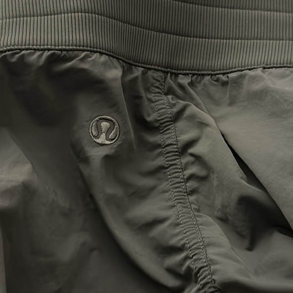 Lululemon Front-Zip Mid-Rise Ruched Crop Size 4 Olive Green Sexy Army Brat Pants - Picture 14 of 15